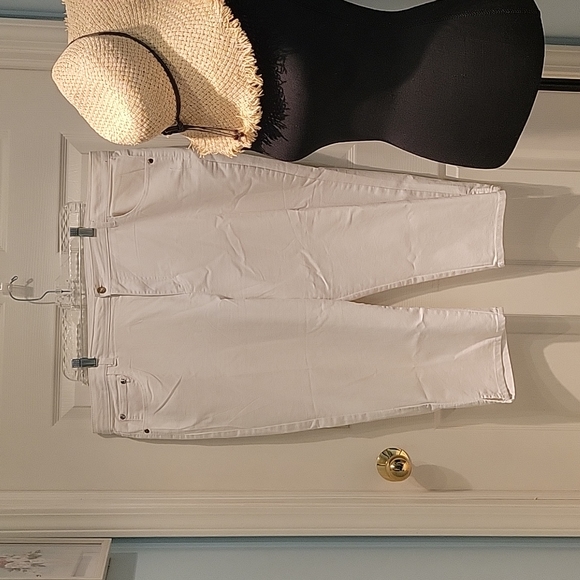 Jaclyn Smith Woman White Crop Jeans, Size 20W - Picture 1 of 11
